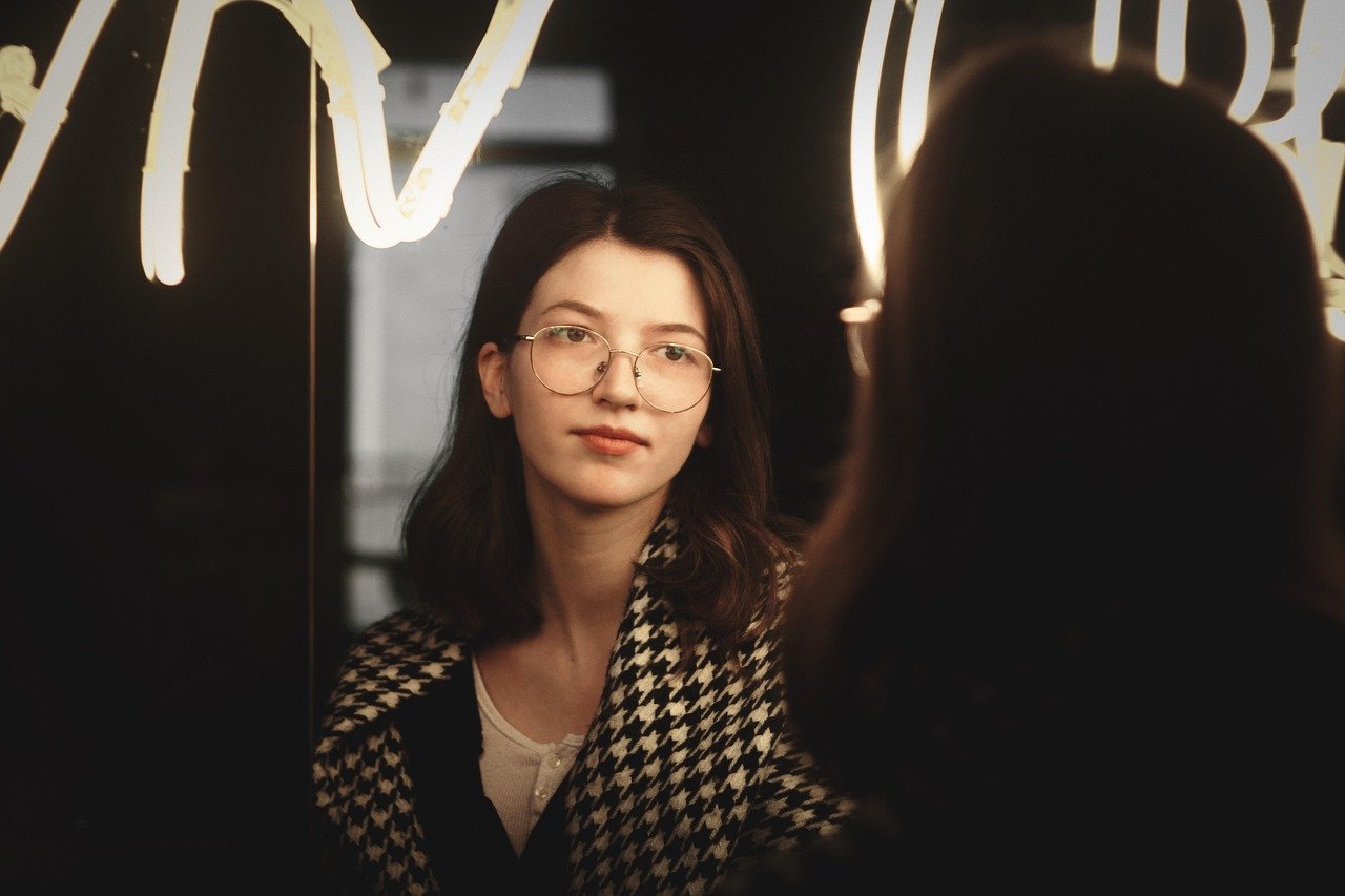 Smart Mirror Showrooms: Where Adoption Meets Reality (image credits: pixabay)