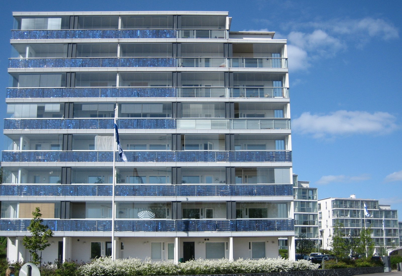 Solar Panels That Blend with Architecture (image credits: wikimedia)