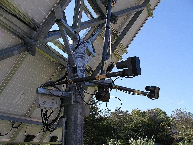 Enhanced Solar Tracking Systems Boost Output (image credits: wikimedia)