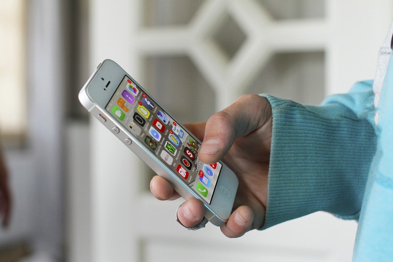 Mobile Apps Turn Your Phone Into a Tracker (image credits: pixabay)
