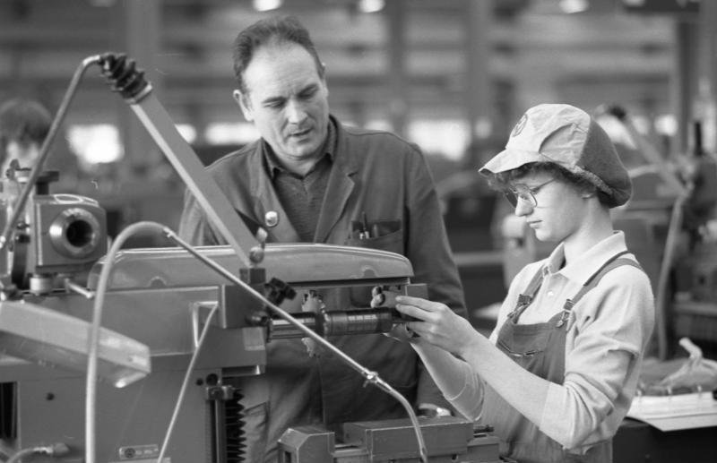 Helping Human Workers Level Up (image credits: wikimedia)