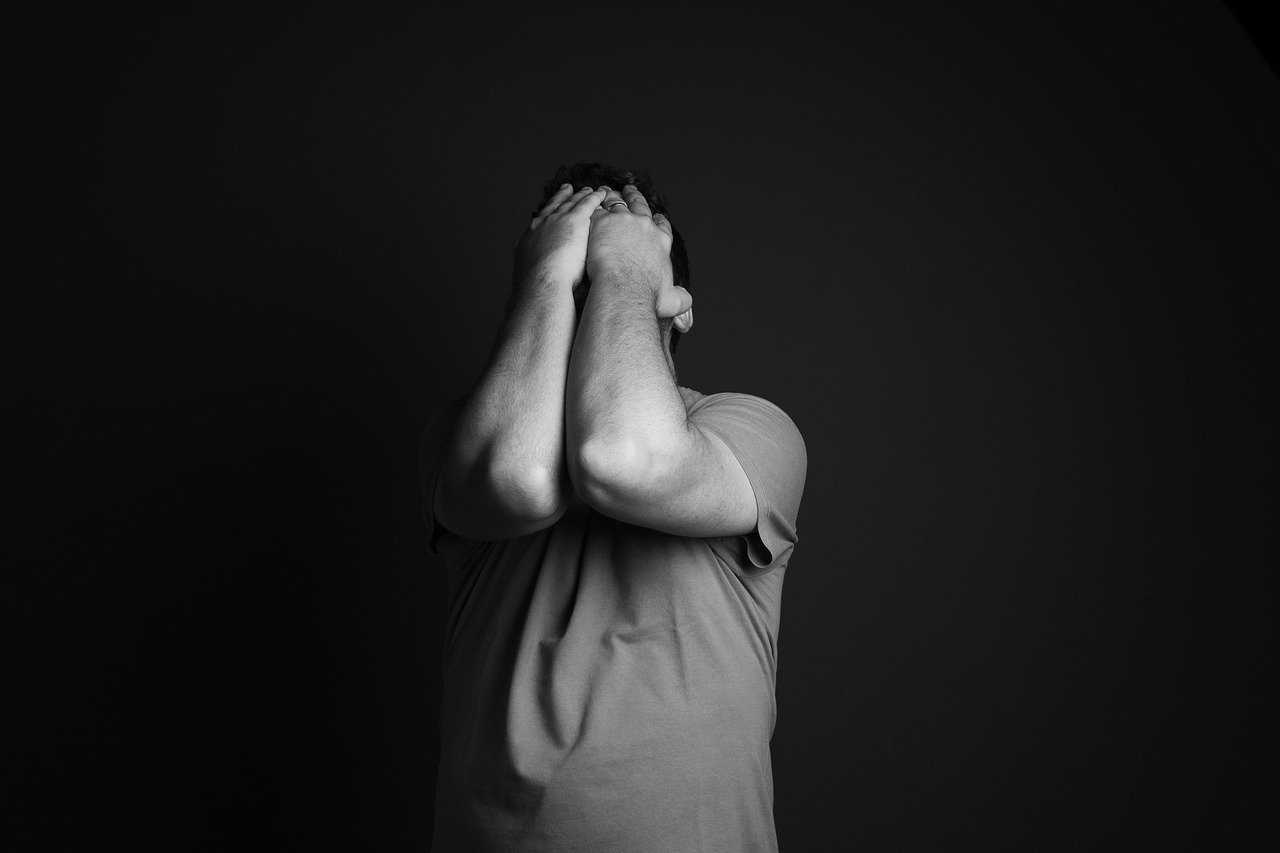 Emotional Distance and Hypervigilance (image credits: pixabay)