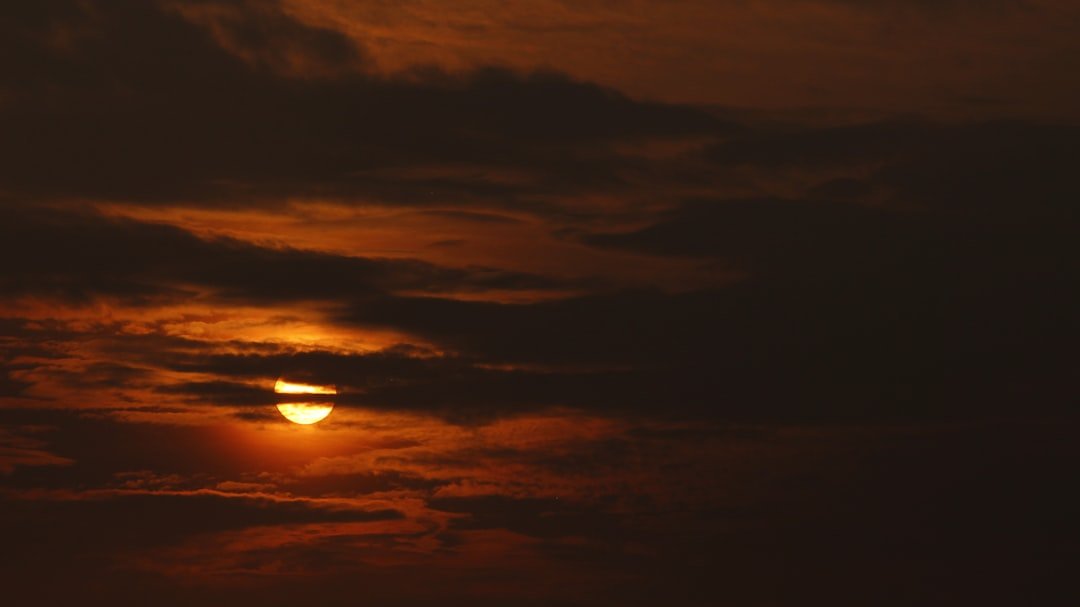 What makes a halo around the sun or moon?