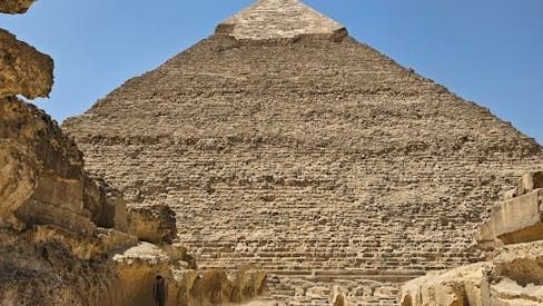 The Forbidden Layer: What Archaeologists Found Beneath the Giza Plateau That No One Is Talking About