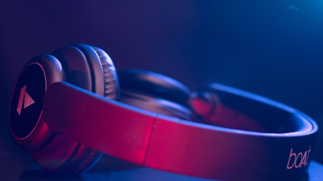 AI "Dead Air": Why Your Smart Assistant is Secretly Recording Your Room's Silence