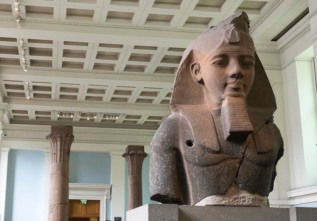 The Statues Inside - A Mystery Within the Mystery (sctkirk, Flickr, CC BY-SA 2.0)