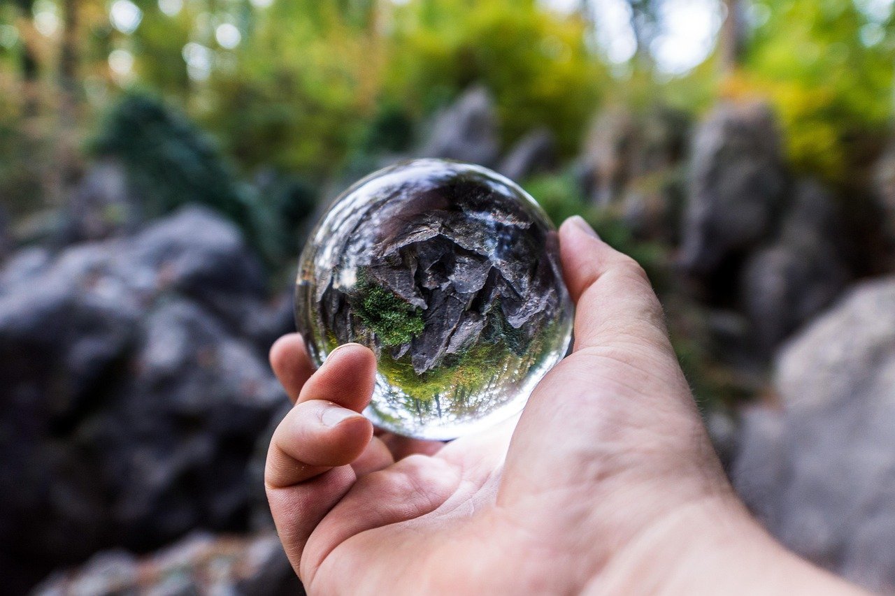 The Misquoted Curator and the Rotating Sphere Legend (Image Credits: Pixabay)