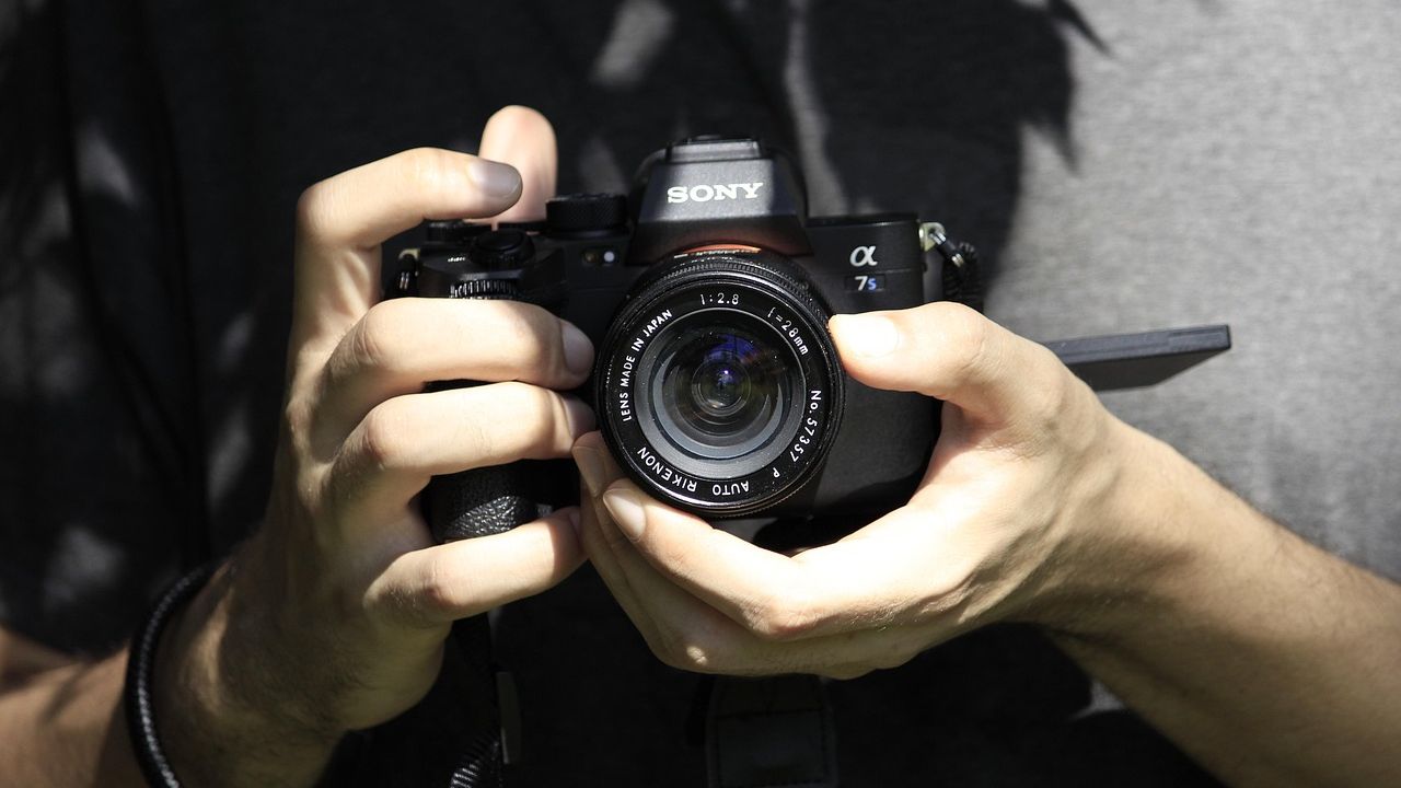 Our recommended choice as the best beginner mirrorless camera has $400 off, and has just hit its best price of the year at Best Buy