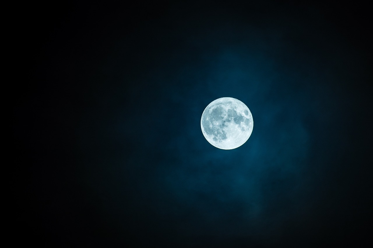 Why the Full Moon? The Psychology Behind the Timing (Image Credits: Pixabay)