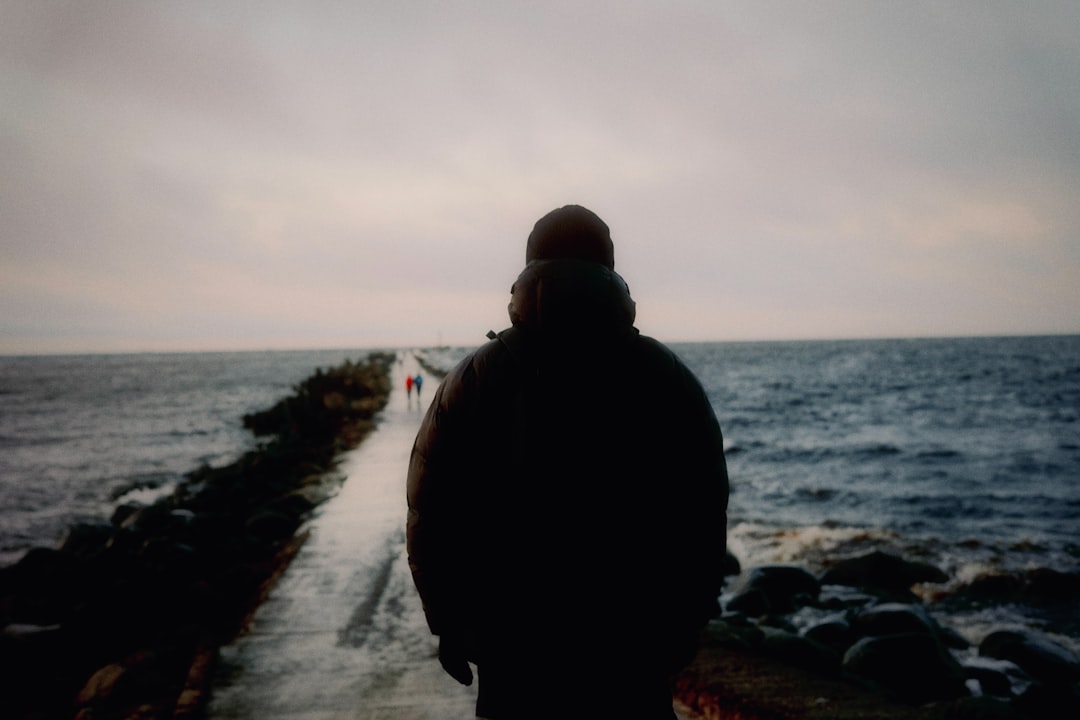 The Problem: Your Brain Is Wired to Wander (Image Credits: Unsplash)