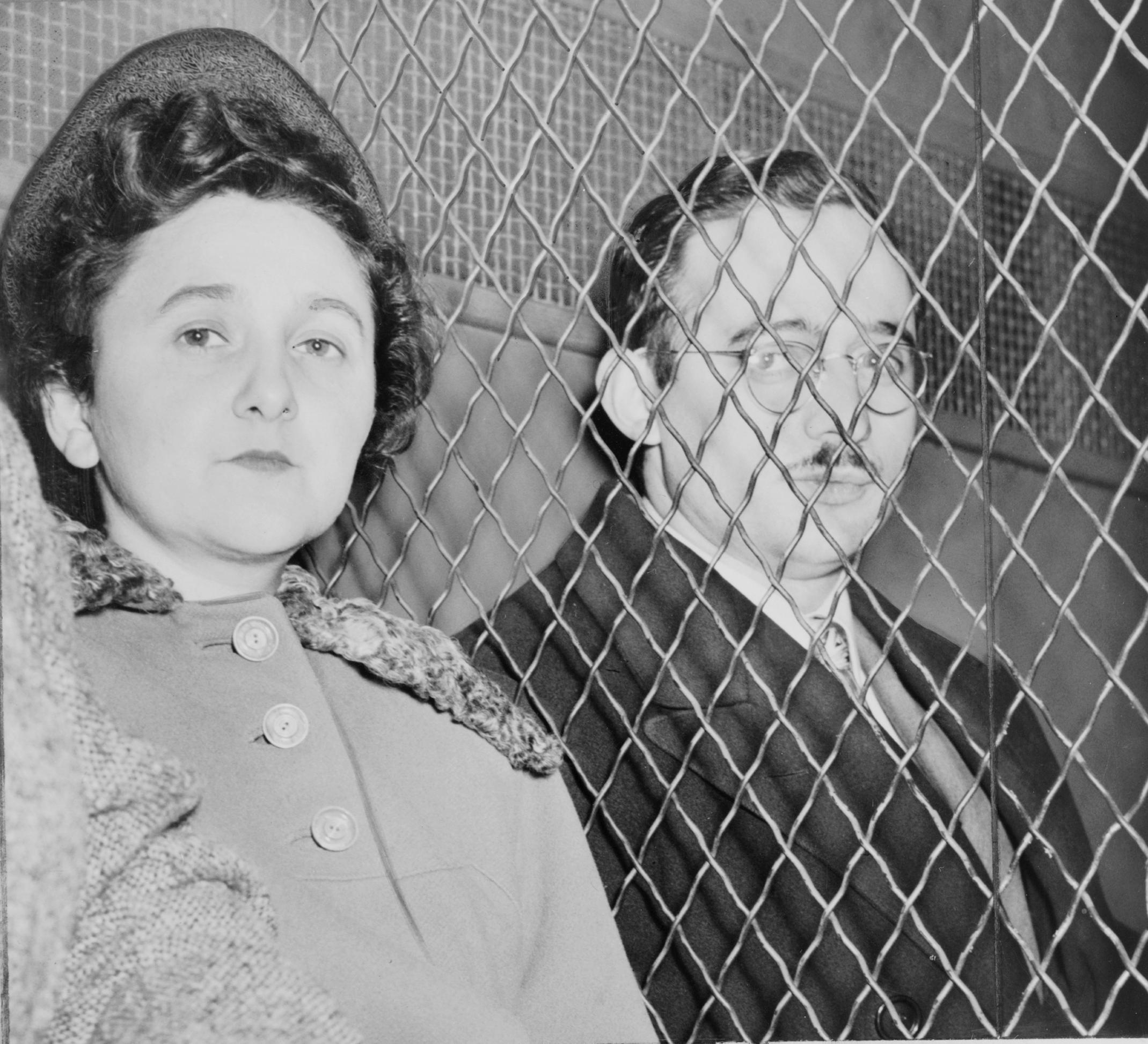 The Rosenbergs and the Chain That Collapsed (Library of Congress Prints and Photographs Division. New York World-Telegram and the Sun Newspaper Photograph Collection.  http://hdl.loc.gov/loc.pnp/cph.3c17772, Public domain)