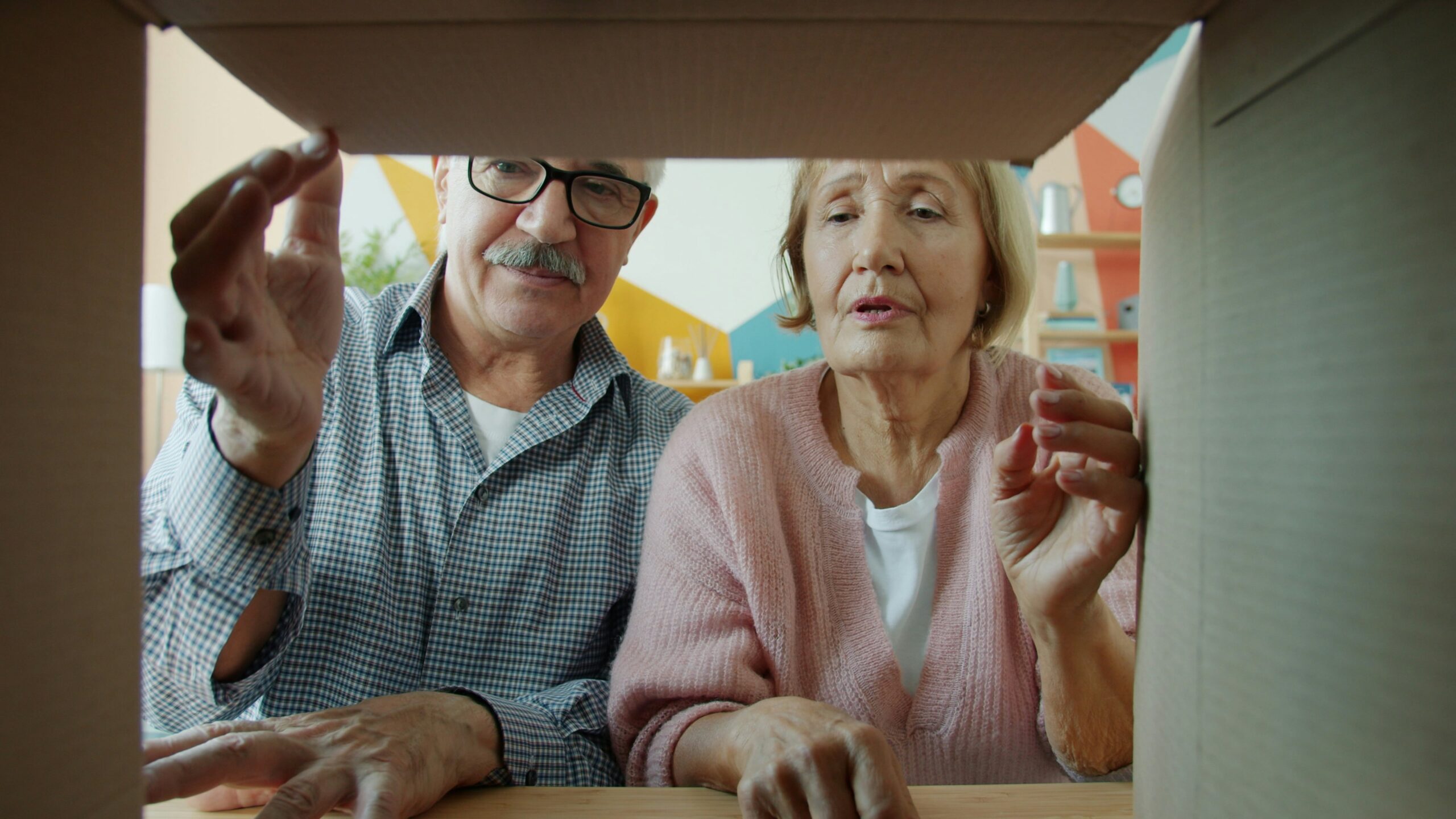 Psychology says people who maintain a strong memory deep into retirement share a single trait that has nothing to do with diet, supplements, or apps — they never stopped being genuinely curious, and a brain that is still pulled toward unfamiliar things by its own interest stays sharper than any brain that has been put on a regimen designed to keep it sharp