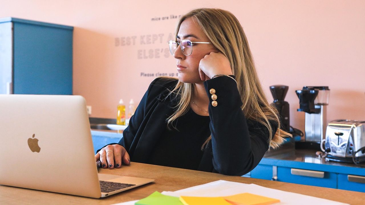 Post-Labor Economics: What Happens to Your Bank Account the Day AI Replaces the Entry-Level Workforce?