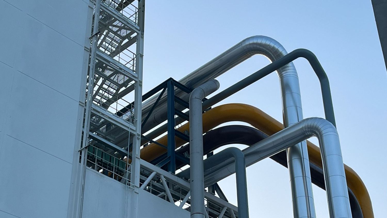 Clean hydrogen created from plastic waste using battery acid from old cars and solar power