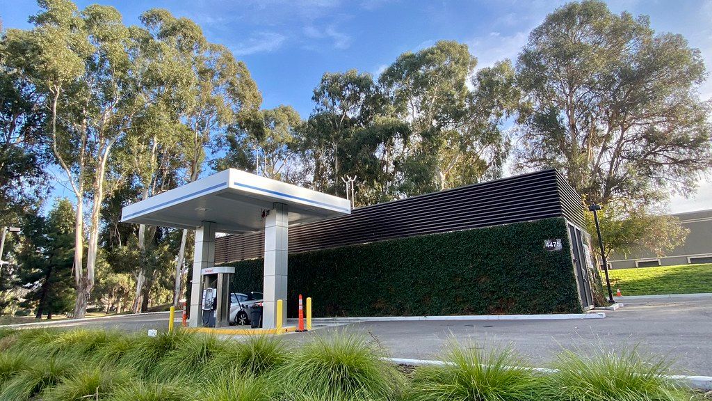 Clean hydrogen created from plastic waste using battery acid from old cars and solar power