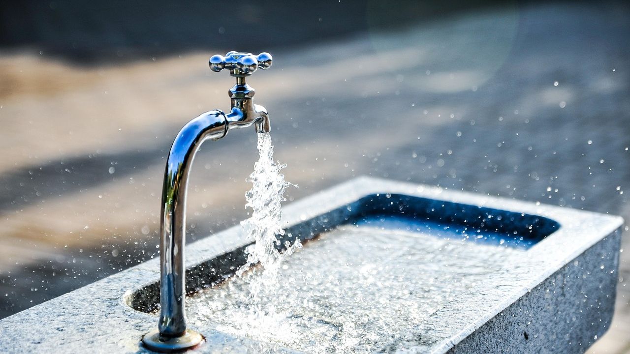 The "10-Year Water": The One Gadget That Turns Any Puddle into Drinkable Fluid for a Decade