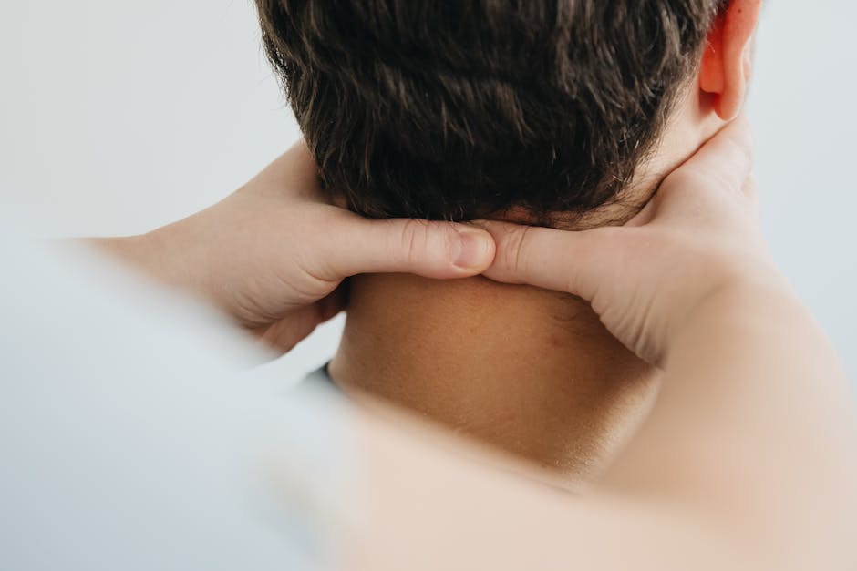 How to Do the 5-Second Neck Massage Correctly (Image Credits: Pexels)