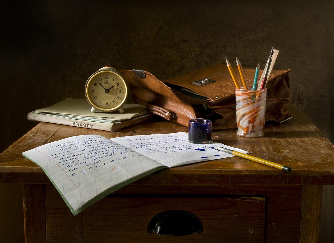 Clear the Mental Backlog With Deliberate Decluttering (Image Credits: Pixabay)