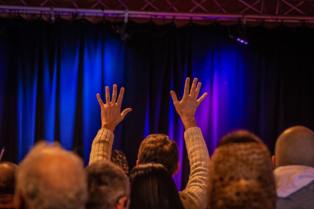 Leo's Approval Style: The Performer Seeking Applause (Image Credits: Unsplash)