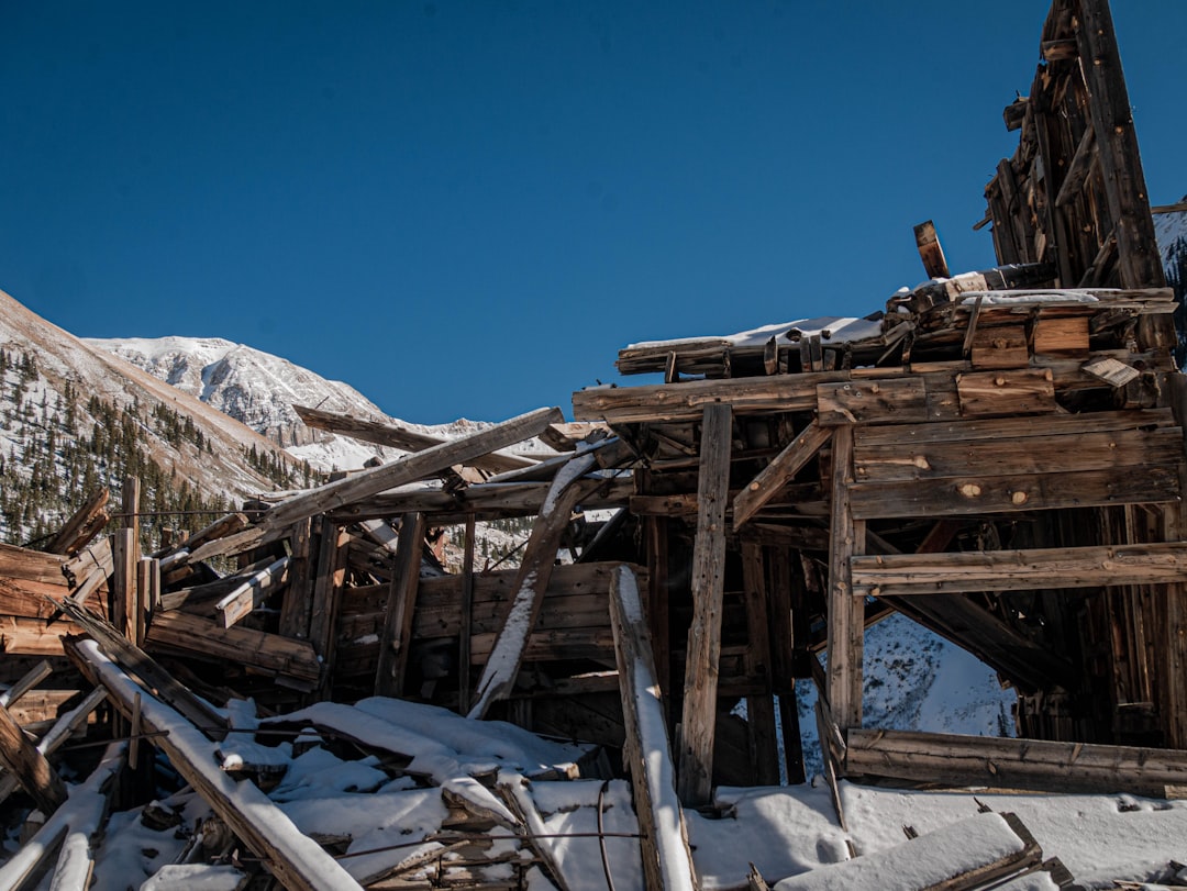 Gilman, Colorado: Poison in the Cliff (Image Credits: Unsplash)