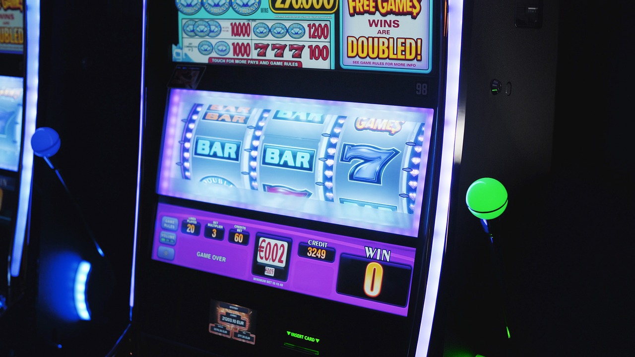 The Slot Machine Palette: Variable Color and the Unpredictable Feed (Image Credits: Pixabay)