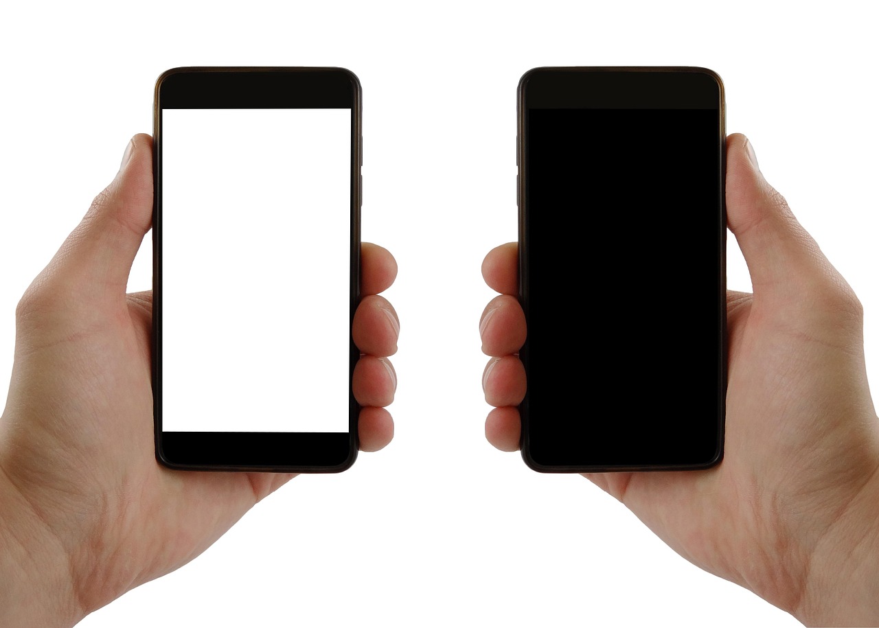 Full-Screen Immersion: How the Interface Erases Escape Routes (Image Credits: Pixabay)
