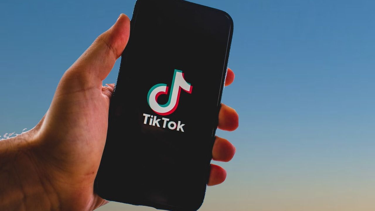 The "Dark Psychology" of TikTok: The Specific Color Palette Used to Keep Your Brain in a "Scrolled-Out" Trance