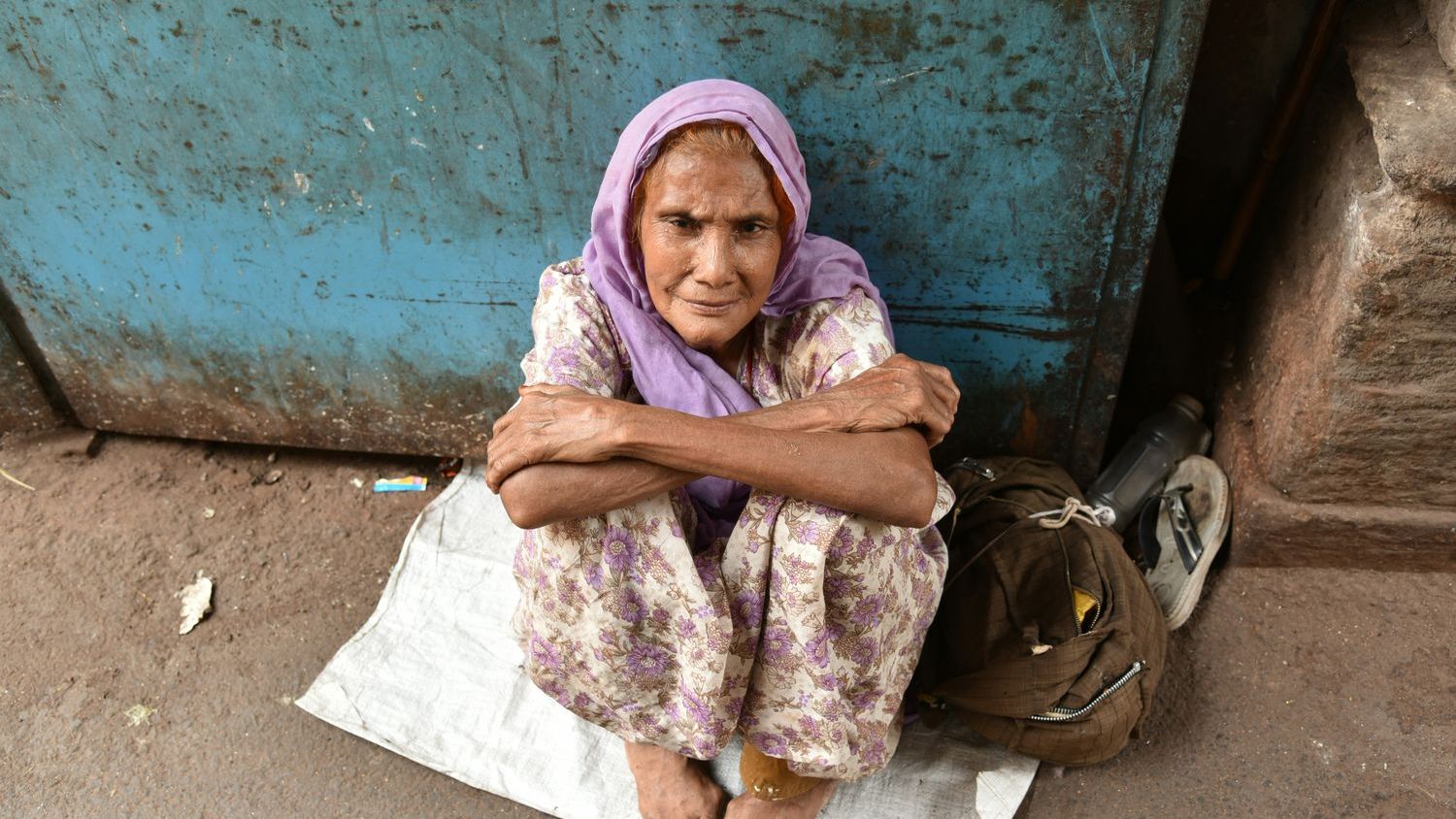 Psychology says childless people in their 60s aren’t lonely in the way everyone assumed they would be — they’re lonely in a more specific way, the way you’re lonely when the world keeps organizing itself around a structure you opted out of and nobody thought to build a different one