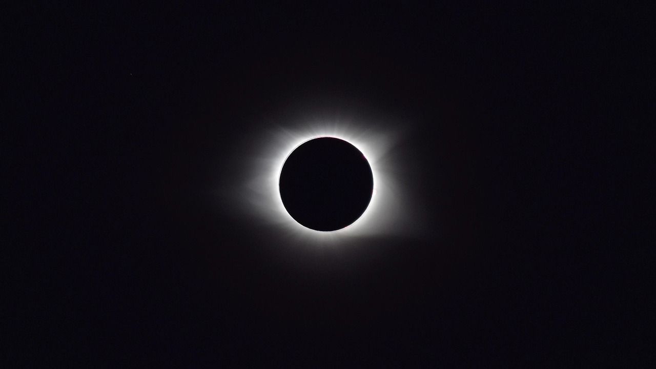 Total solar eclipse 2026 vs 2027 — Which one should you choose?