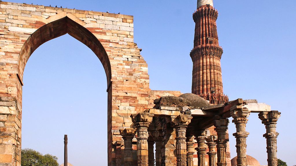 The "Iron Pillar" Mystery: The Ancient Indian Structure That Refuses to Rust After 1,600 Years