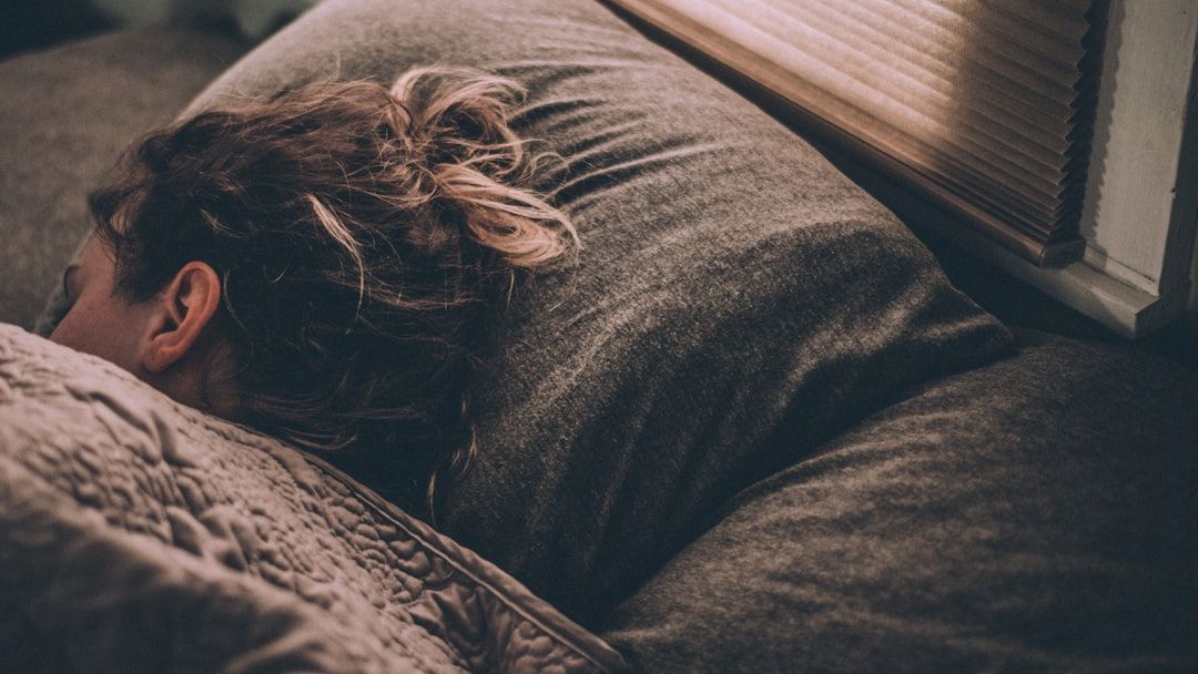 The "Glymphatic Flush": The Specific Sleeping Position That Helps Your Brain Drain Toxins Overnight